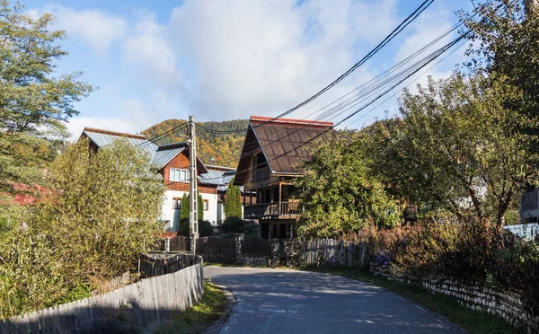 Una calle tranquila en la periferia de Bran en Rumania — Foto de Stock