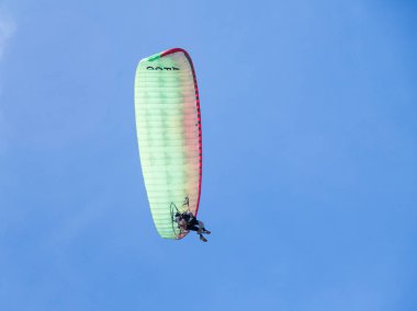 Sporcu renk motorlu paraşüt açık gün İsrail Caesaria'da yukarıda gökyüzünde uçar