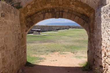 Kale duvardaki eski dönümlük eski toplar