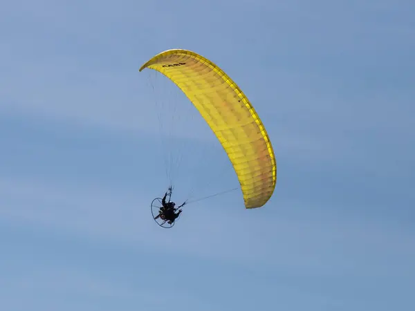 Le sportif sur un parachute couleur motorisé vole par temps clair dans le ciel au-dessus de Césarée en Israël — Photo