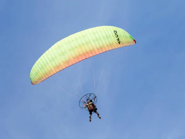 Le sportif sur un parachute couleur motorisé vole par temps clair dans le ciel au-dessus de Césarée en Israël — Photo