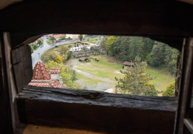 Bran Şatosu gözcü mezbahada eski kepek şehirde görünümünü. Kepek şehir Romanya