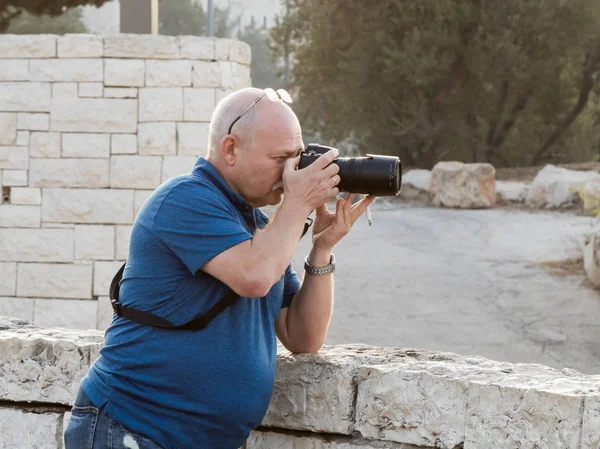 Fotograaf fotograferen op Mount Scopus in Jeruzalem in Israël — Stockfoto