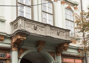 Romanya Sibiu şehrinde Nikolay Balcrscu Caddesi'nde bir dekoratif Balkonlu binanın parçası