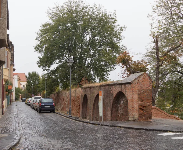 Os restos da muralha fortaleza da cidade na rua Manejului em um dia chuvoso. Sibiu cidade na Roménia — Fotografia de Stock