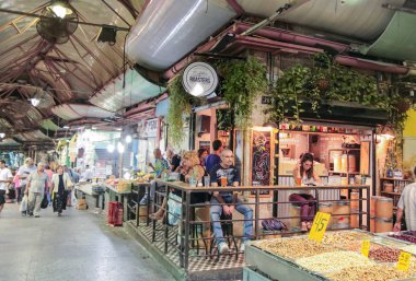 Ziyaret edenler Kudüs İsrail'in Mahane Yehuda piyasada bardaki masada oturmak