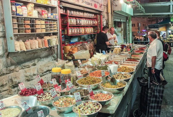 오픈이 게에서 판매자 무게 예루살렘, 이스라엘에서 Mahane 예 후 다 시장에 향미료 구매자 — 스톡 사진