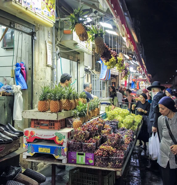 Buyers buy fruit in an open shop in Mahane Yehuda market in Jerusalem, Israel — Stock Photo, Image