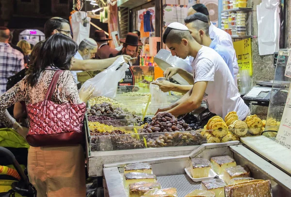 Buyers buy fresh fish in the open store in Mahane Yehuda market in Jerusalem, Israel — Stock Photo, Image