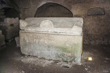 Bahis She'arim Milli Parkı içinde İsrail'Kiriyat Tivon kentin nekropol iç odadaki lahit