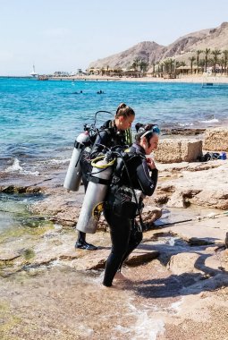 İki tüplü dalgıçlar scuba diving sudan için takım elbiseli İsrail Eilat city yakınındaki oteller