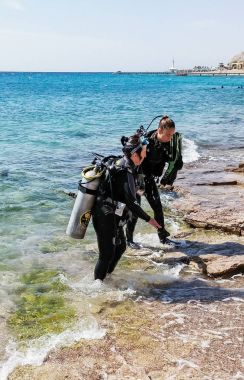 İki tüplü dalgıçlar scuba diving sudan için takım elbiseli İsrail Eilat city yakınındaki oteller