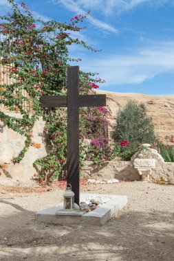Manastırı St George Hosevit (Mar Jarvis) Mitzpe Yeriho İsrail yakınındaki mezarlıkta mezarda yakınındaki büyük bir tahta haç