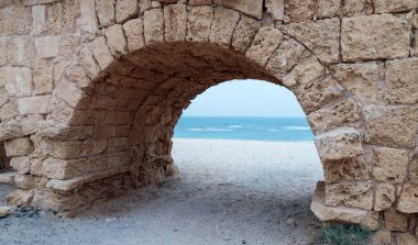 Akdeniz kıyısında antik Roma su kemeri kalıntıları İsrail Caesarea city yakınındaki oteller