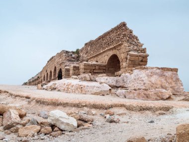 Akdeniz kıyısında antik Roma su kemeri kalıntıları İsrail Caesarea city yakınındaki oteller