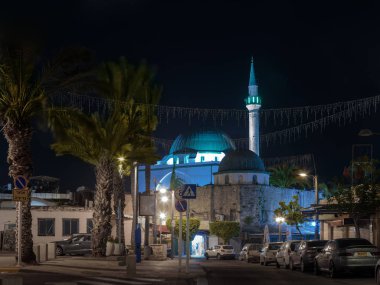 Weizman street ve Al-Jazzar Camii Akko İsrail eski şehrin gece görünümü