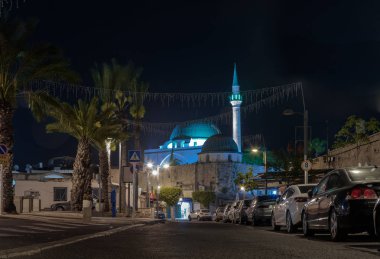 Weizman street ve Al-Jazzar Camii Akko İsrail eski şehrin gece görünümü