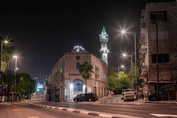 Wgląd nocy Hapalyam Blvd i Meczet Al-Istiqlal w Hajfy w Izraelu — Zdjęcie stockowe