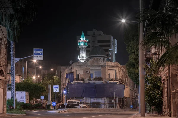 Wgląd nocy Derekh Khativat Golani street i Meczet Al-Istiqlal w Hajfy w Izraelu — Zdjęcie stockowe