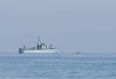 Tüm hava devriye tekne devriye deniz alanı ülke kıyıya yakın bulutlu bir günde