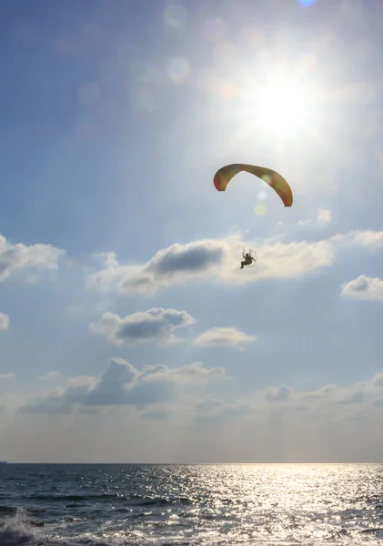 Pára Quedas Paraquedas Motorizados Voando Sobre Mar Pôr Sol — Fotografia de Stock