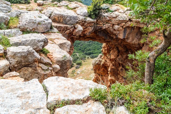 Кешетська печера - стародавня природна вапнякова арка, що оточує руїни мілководної печери з розкішними краєвидами біля міста Шломі в Ізраїлі. — стокове фото