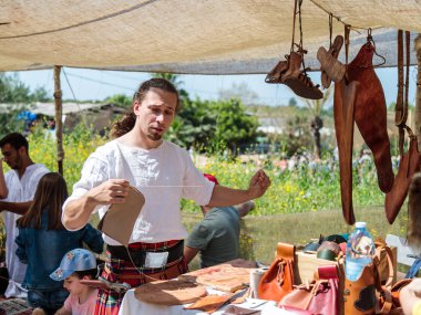 Tanner şövalye festivalin ziyaret edenler İsrail Goren parkta bir çanta dikmeyi gösterir.