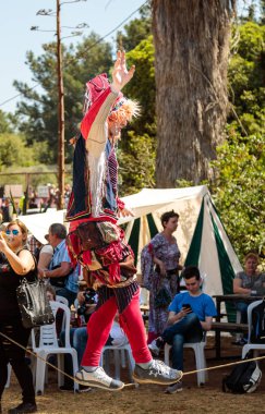 İp-walker şövalyenin Festivali gösteri ziyaretçilere Goren Park İsrail ip gösterir
