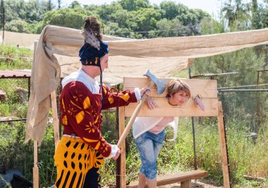 Cellat Goren Park İsrail ile zincirle bir şövalye festival pozlar ziyaretçi