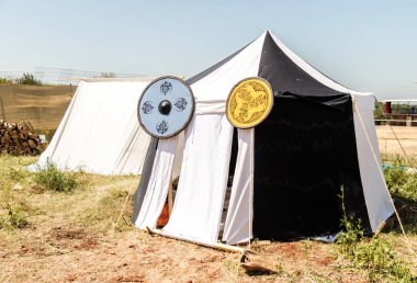 Şövalye festivalin katılımcı İsrail Goren parkta yürüyüş çadır