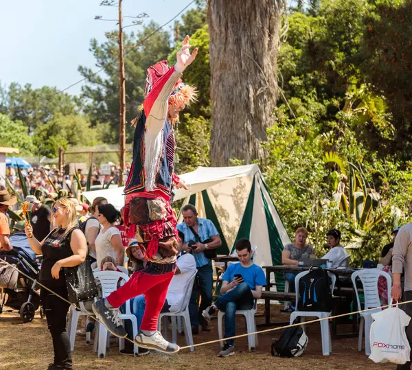 Il funambolo mostra ai visitatori lo spettacolo del Festival dei Cavalieri sulla corda nel parco Goren in Israele — Foto Stock