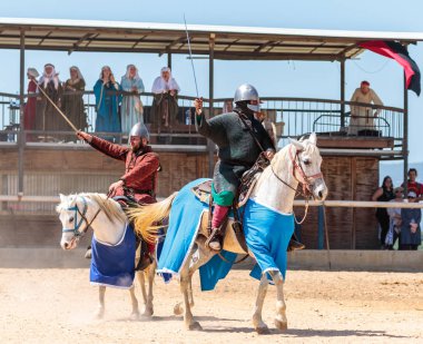 İsrail Goren parkta şövalye Festivali'nde seyirci takılı bir savaşçı Hoşgeldiniz
