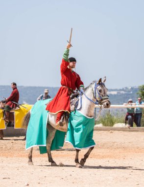 İsrail Goren parkta şövalye Festivali'nde seyirci takılı bir savaşçı ağırlıyor