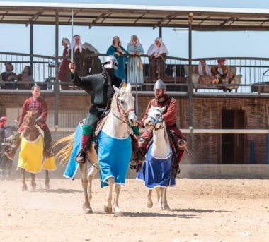 İsrail Goren parkta şövalye Festivali'nde seyirci takılı bir savaşçı Hoşgeldiniz