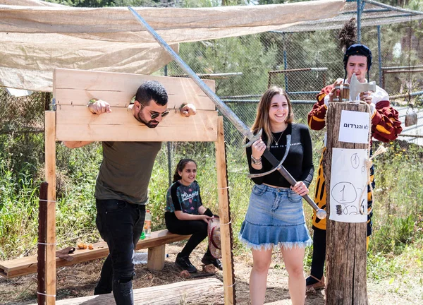 Un visitatore di un festival cavalleresco posa incatenato con un boia nel parco Goren in Israele — Foto Stock