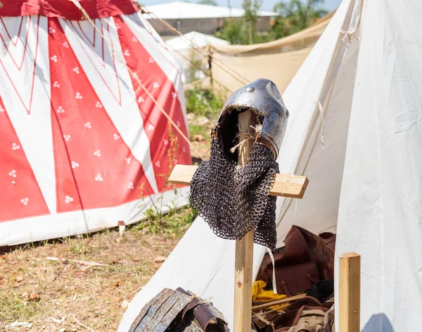 Armadura de um guerreiro medieval perto de sua tenda no festival do cavaleiro — Fotografia de Stock