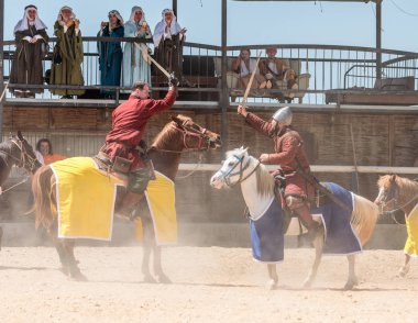 Atlı savaşçıları Haritayı gösteri kavga kılıç şövalye Festivali Goren Park İsrail tarih