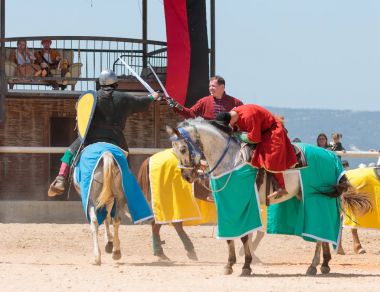 Atlı savaşçıları Haritayı gösteri kavga kılıç şövalye Festivali Goren Park İsrail tarih
