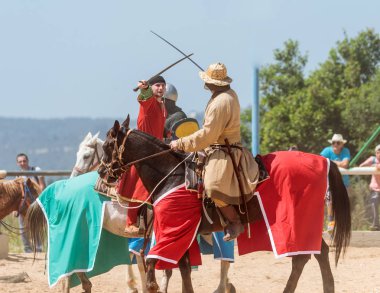Atlı savaşçıları Haritayı gösteri kavga kılıç şövalye Festivali Goren Park İsrail tarih