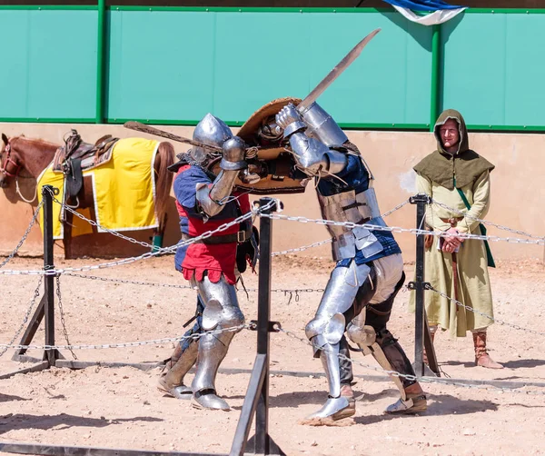 Dois cavaleiros - os participantes do festival dos cavaleiros estão lutando nas listas do parque Goren em Israel — Fotografia de Stock