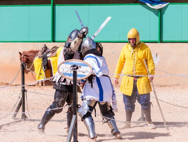 Dos caballeros - participantes en el festival de caballeros están luchando en las listas en el parque Goren en Israel — Foto de Stock