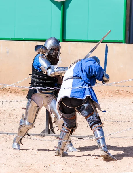 Two knights - participants in the knight festival are fighting on the lists in Goren park in Israel — Stock Photo, Image