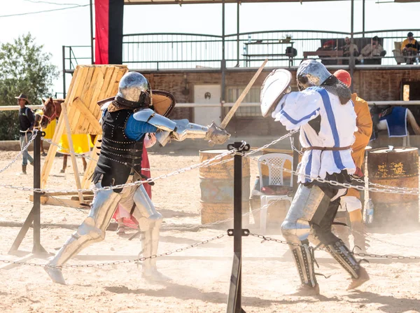 Dos caballeros - participantes en el festival de caballeros están luchando en las listas en el parque Goren en Israel — Foto de Stock