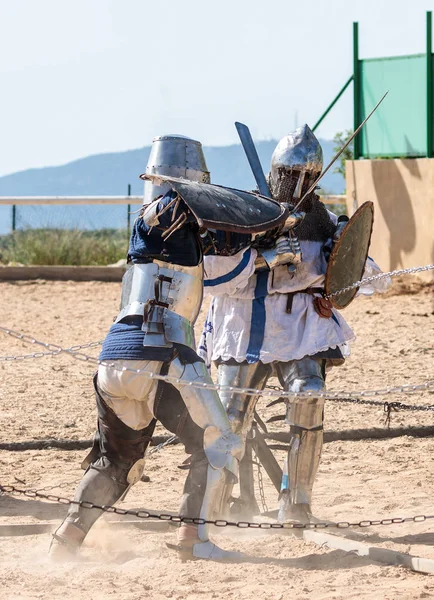 Dois cavaleiros - os participantes do festival dos cavaleiros estão lutando nas listas do parque Goren em Israel — Fotografia de Stock