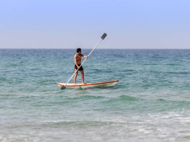Kayık üzerinde yaz sabahı Akdeniz üzerinde Haifa, İsrail sahil eğitim atlet