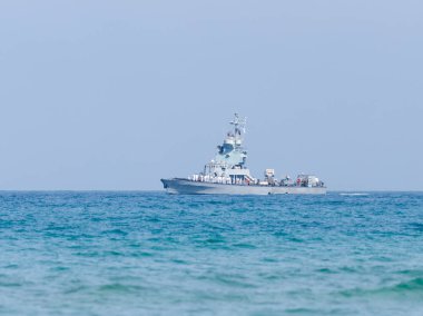 Bir savaş gemisi bir denizcilik geçit kapalı sahil Haifa İsrail devletinin bağımsızlığı 70 yıldönümü onuruna katılan