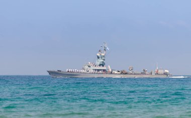 Bir savaş gemisi bir denizcilik geçit kapalı sahil Haifa İsrail devletinin bağımsızlığı 70 yıldönümü onuruna katılan