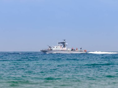 Bir savaş gemisi bir denizcilik geçit kapalı sahil Haifa İsrail devletinin bağımsızlığı 70 yıldönümü onuruna katılan