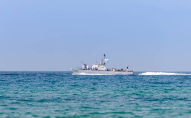 Bir savaş gemisi bir denizcilik geçit kapalı sahil Haifa İsrail devletinin bağımsızlığı 70 yıldönümü onuruna katılan