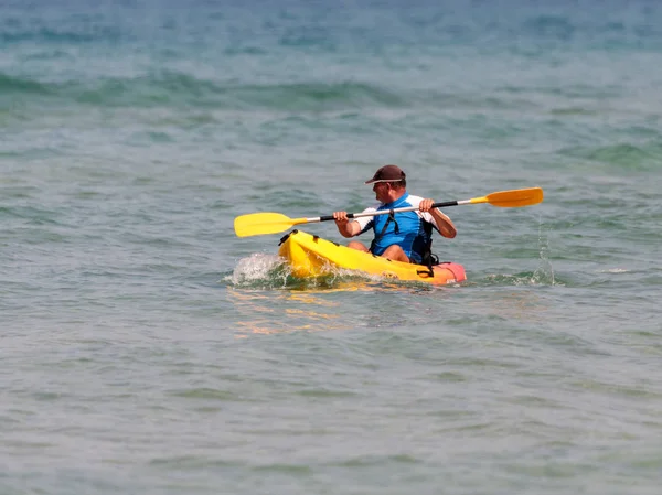 Entraînement des athlètes en kayak matin d'été sur la mer Méditerranée près de la côte de Haïfa, Israël — Photo